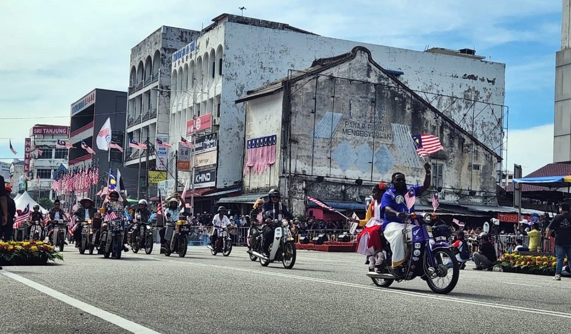 登嘉楼州国庆日庆典今早隆重举行,场面热闹非凡,吸引大批民众扶老携幼聚集在街道两旁观礼。