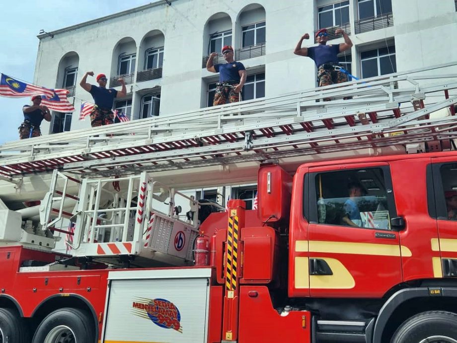 登嘉楼州国庆日庆典今早隆重举行,场面热闹非凡,吸引大批民众扶老携幼聚集在街道两旁观礼。