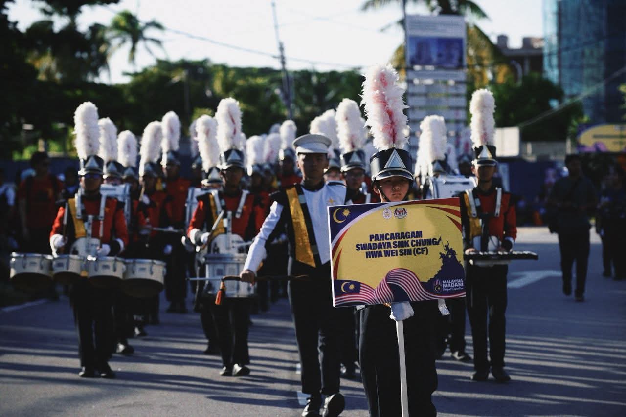 登嘉楼州国庆日庆典今早隆重举行,场面热闹非凡,吸引大批民众扶老携幼聚集在街道两旁观礼。