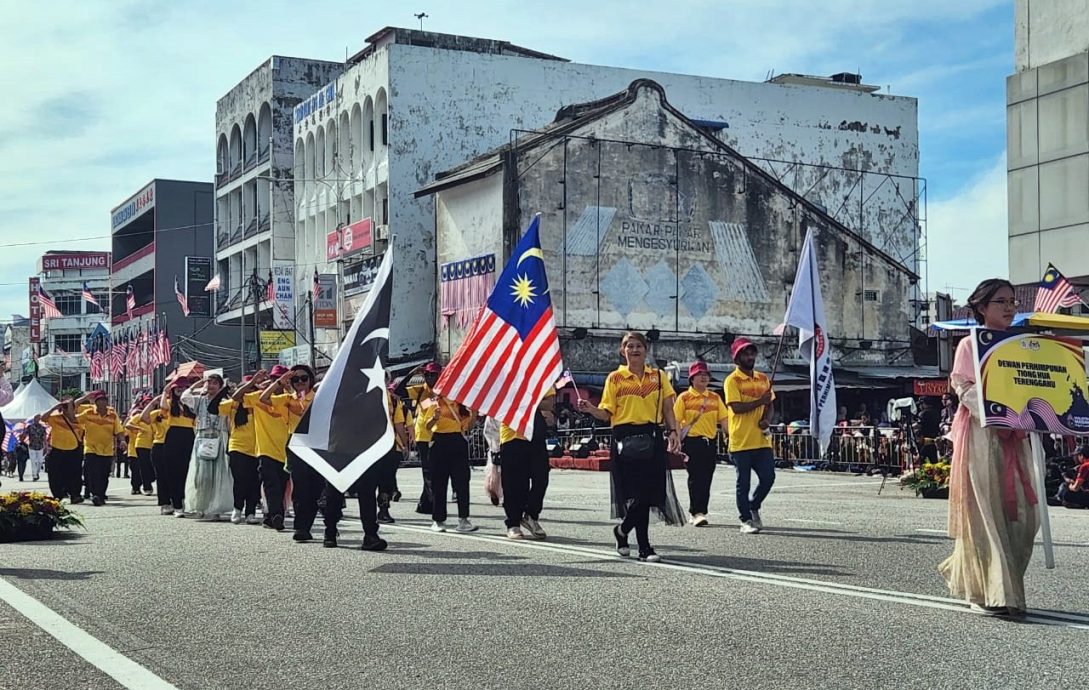 登嘉楼州国庆日庆典今早隆重举行,场面热闹非凡,吸引大批民众扶老携幼聚集在街道两旁观礼。