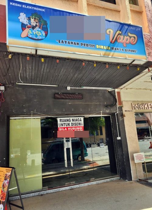 东：已签发：登嘉楼州政府自8月1日起全面禁止销售电子烟，约160名电子烟业者声称因而受到严重影响，累计蒙受约500万令吉的损失。