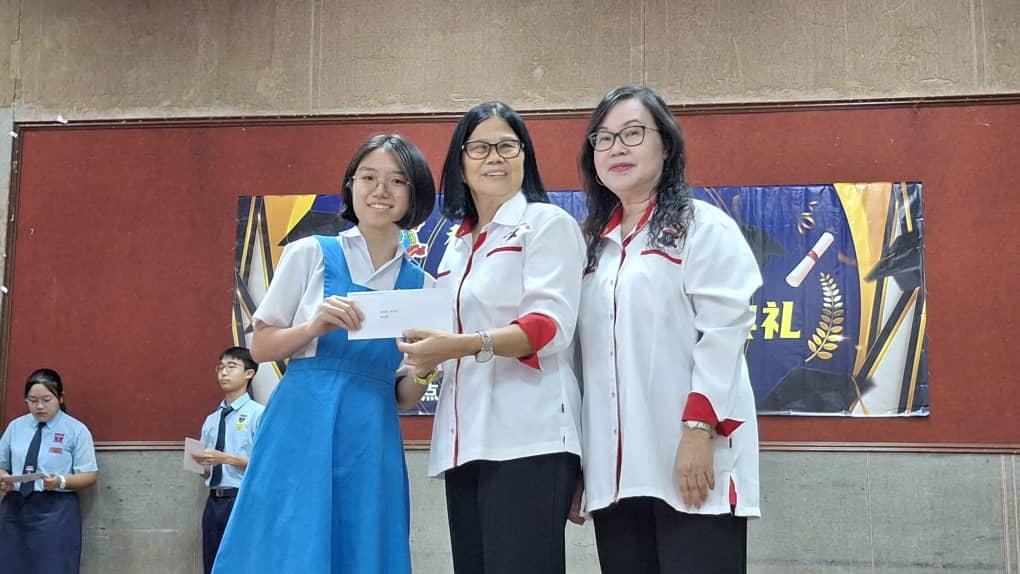 东:已签发:登嘉楼海南会馆会长黄秀凤表示,学校是知识的宝库,学生应当勤奋学习,才能拥有更好的未来。