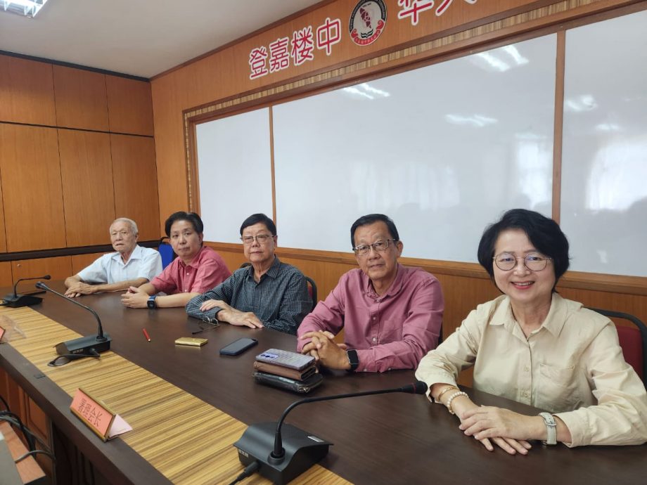 东：已签发：登州地方政府、房屋及卫生委员会主席拿督旺苏凯里将于本周六（19日）首次与登州华社举行交流与对话会，以促进双方沟通与合作。