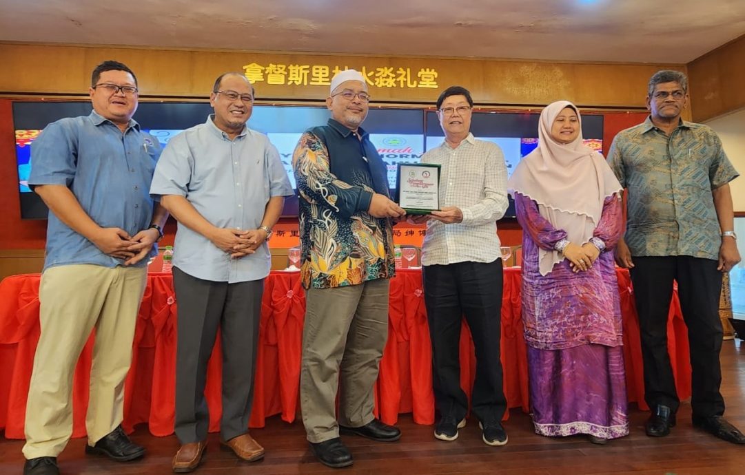 登州行政议员拿督旺苏凯里首次与华社及印裔社群展开交流，倾听非穆斯林群体的需求与关切，并给予积极回应。