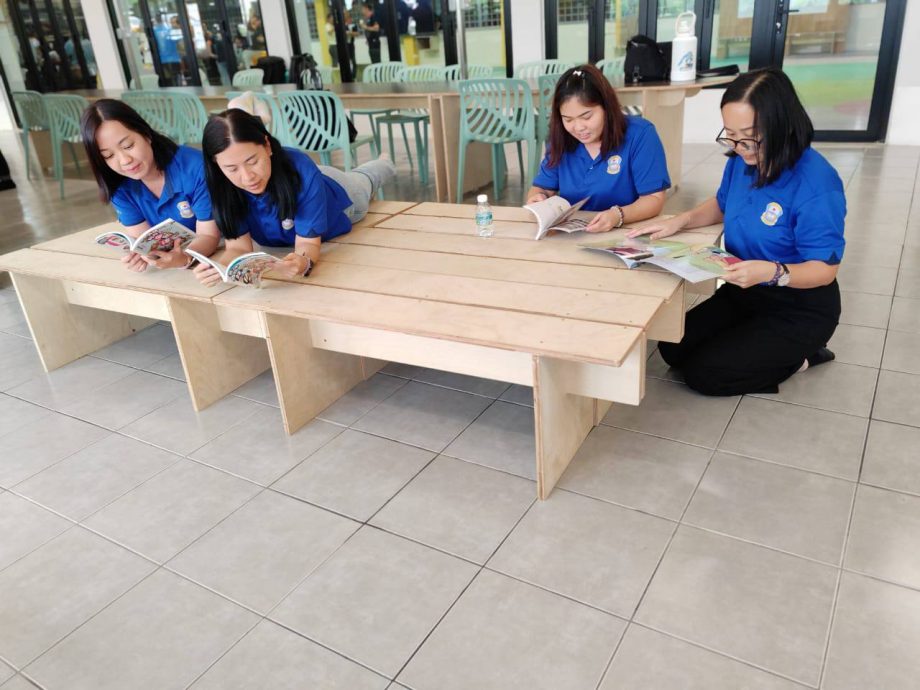 东:明光华小三机构参观灯塔样板图书馆