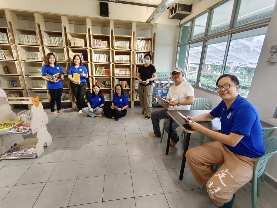 东:明光华小三机构参观灯塔样板图书馆