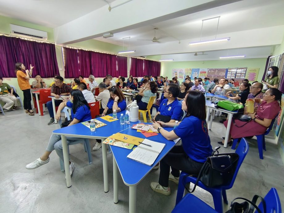 东:明光华小三机构参观灯塔样板图书馆