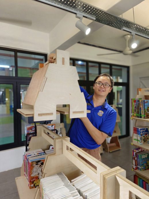 东:明光华小三机构参观灯塔样板图书馆