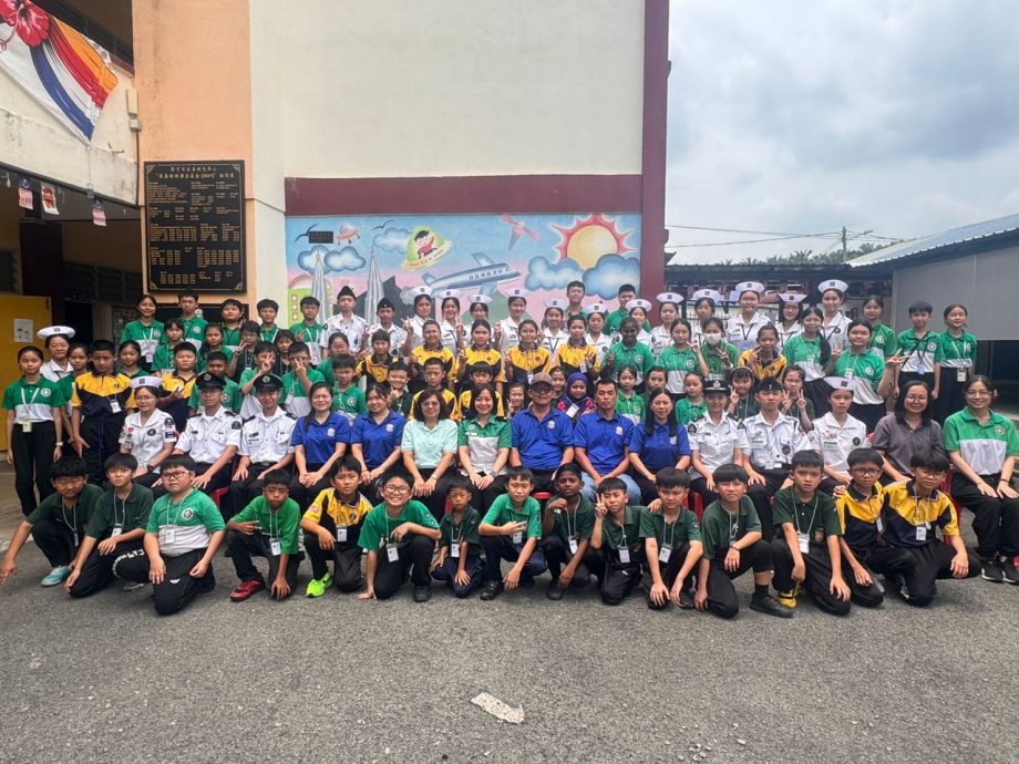 东：明光华小圣约翰救伤队生活营 章宝云：学生受益良多