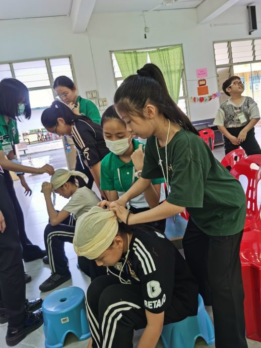 东：明光华小圣约翰救伤队生活营 章宝云：学生受益良多