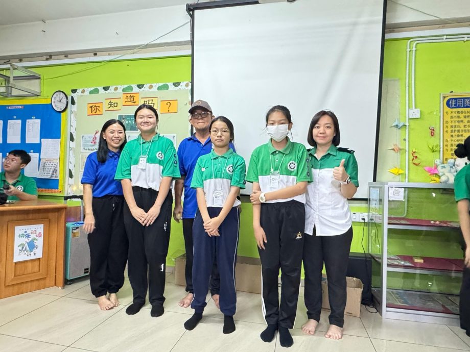 东：明光华小圣约翰救伤队生活营 章宝云：学生受益良多