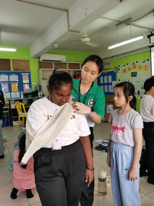 东：明光华小圣约翰救伤队生活营 章宝云：学生受益良多