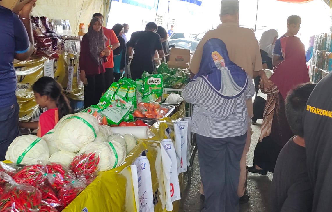 东：爱心促销活动拨款翻倍扩大覆盖面 市民看好盼改进各方面