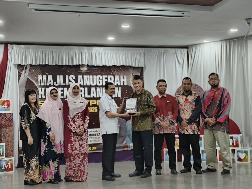 东：百乐县教育局颁奖典礼表扬卓越学校与学生