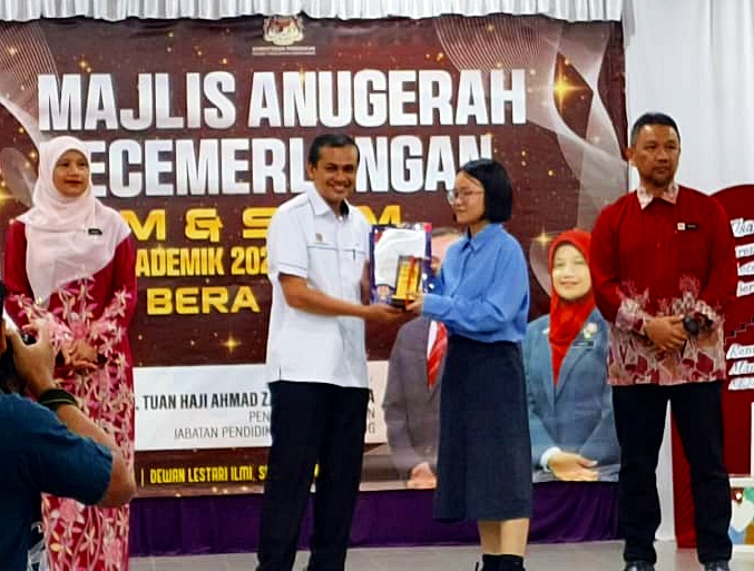 东：百乐县教育局颁奖典礼表扬卓越学校与学生