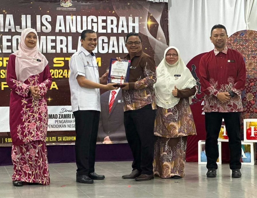 东：百乐县教育局颁奖典礼表扬卓越学校与学生