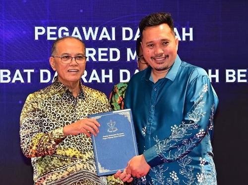 东：百乐县长阿莫拿欣荣获州政府秘书颁优秀服务奖