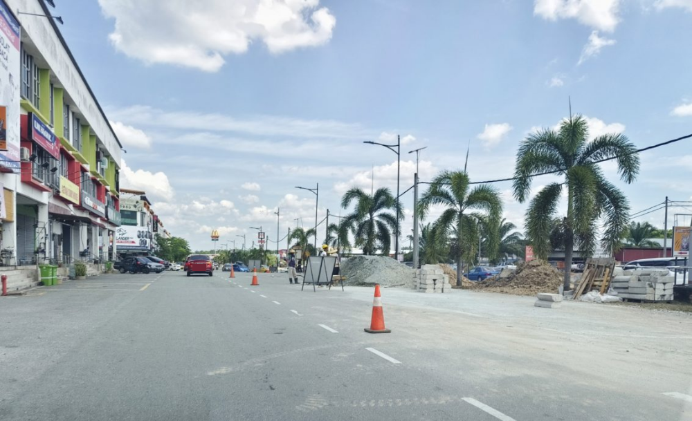 东：直凉商业中心销售亭区前面空地 提升为泥地供水及排水