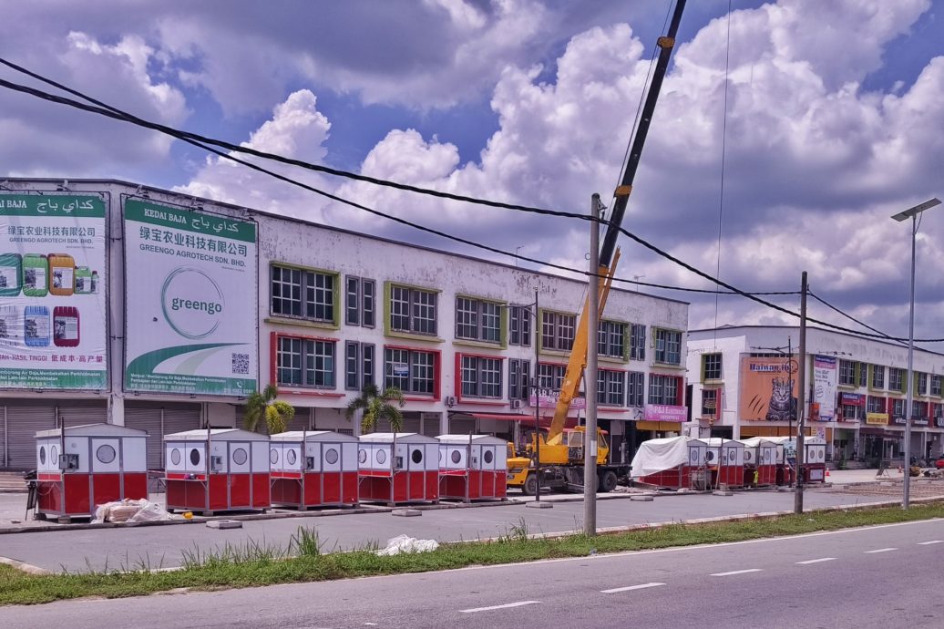 东：直凉商业中心销售亭区前面空地 提升为泥地供水及排水