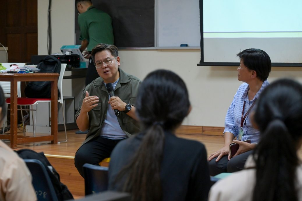 东:资深新闻主播陈嘉荣到访吉兰丹中华独中,并与学生面对面交流。