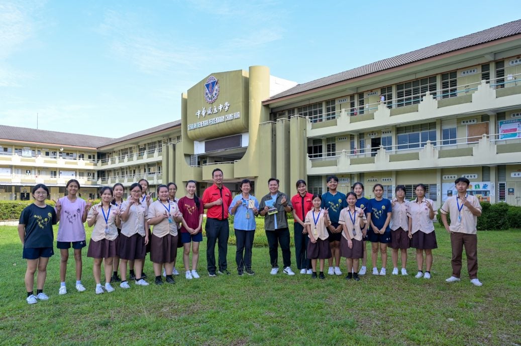 东:资深新闻主播陈嘉荣到访吉兰丹中华独中,并与学生面对面交流。