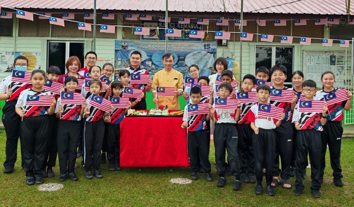 东:金马梳华小欢庆国旗 同“拉茶”享各族美食展现国家多元色彩