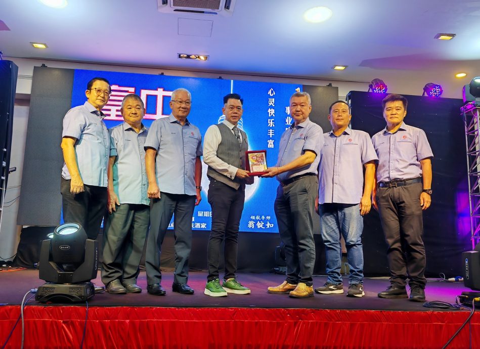 东：（已签发）关丹中华总商会颁发学业奖励金　勉励学生兼具知识与品格 