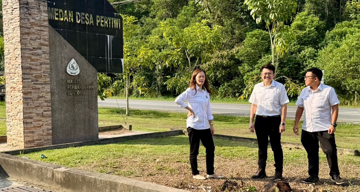 东:(已签发)市议会修剪Desa Pertiwi商业中心过高的树木