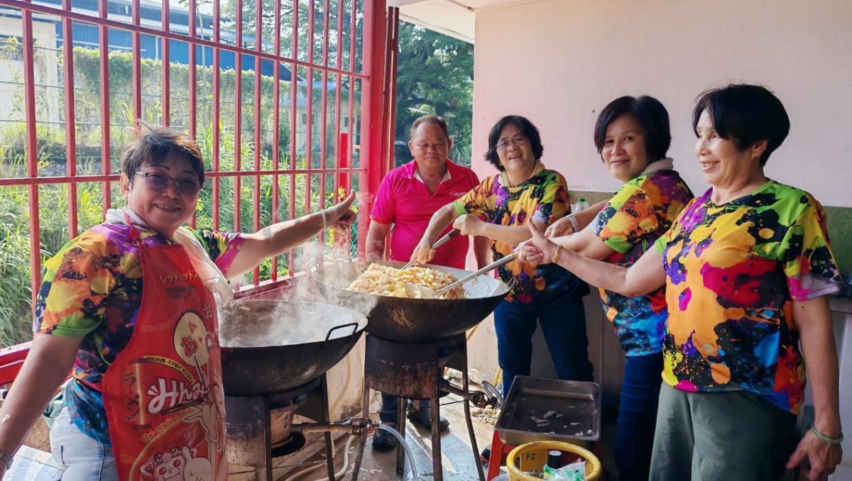 东:(已签发)文冬玻璃口自愿消防队能救灾捉蛇 下厨煮爱心餐也行