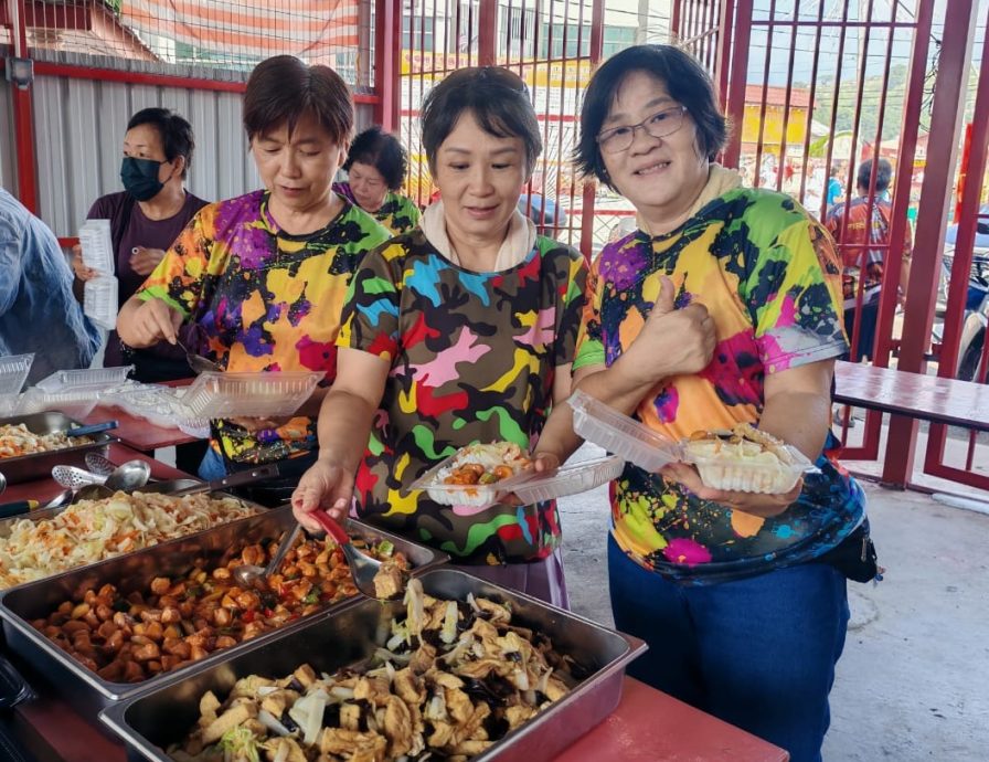 东:(已签发)文冬玻璃口自愿消防队能救灾捉蛇 下厨煮爱心餐也行