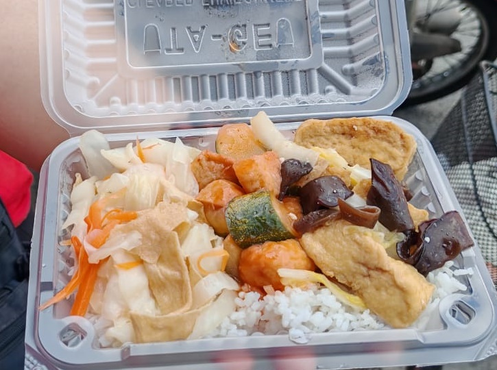 东:(已签发)文冬玻璃口自愿消防队能救灾捉蛇 下厨煮爱心餐也行