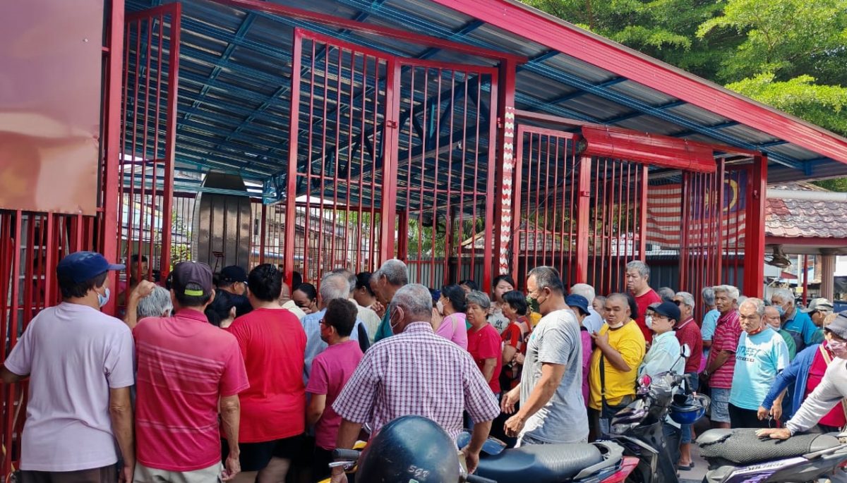 东:(已签发)文冬玻璃口自愿消防队能救灾捉蛇 下厨煮爱心餐也行