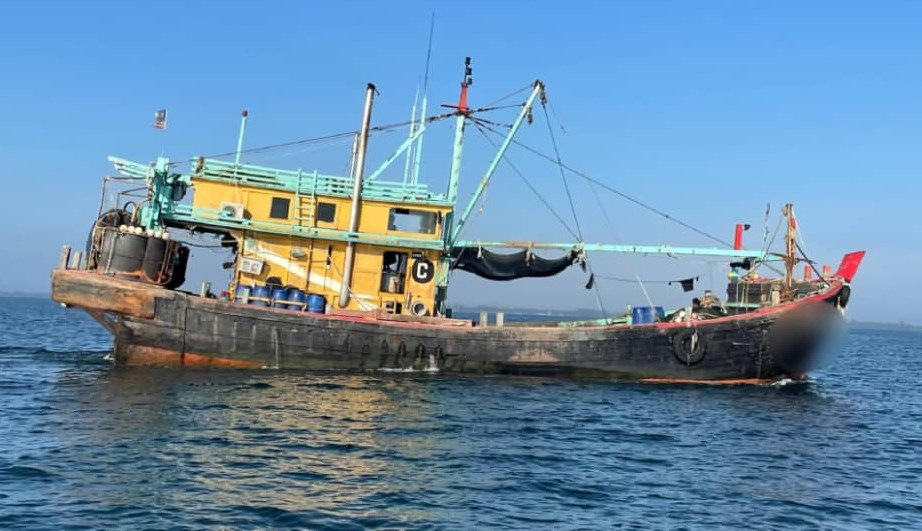 东:(已签发)无法出示工作证 彭海事执法逮扣4缅甸船员