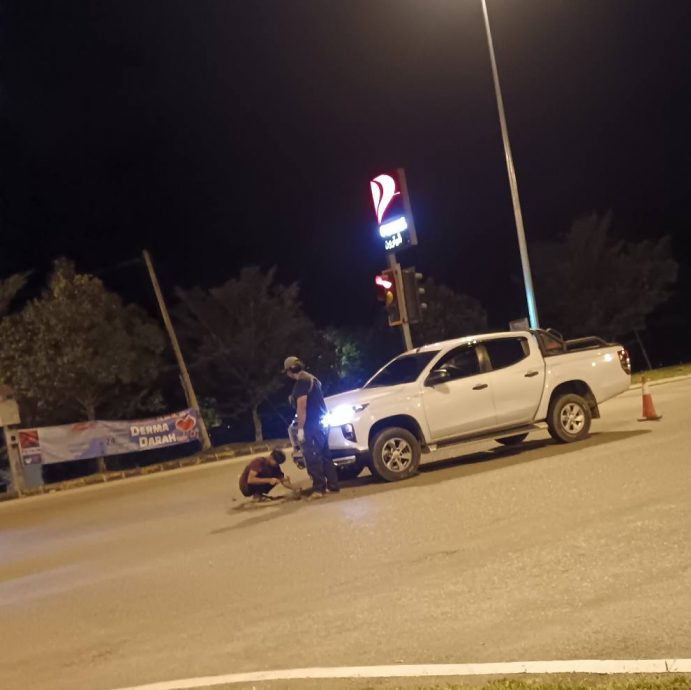 东:(已签发)猖狂毛贼凌晨时段凌晨撬井盖偷电缆 遭民众拍摄上传社媒