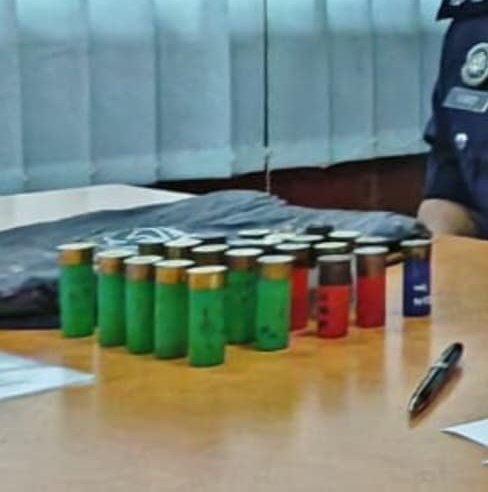 东:(已签发)警方突袭民宅捕一男子,起获25子弹及毒品