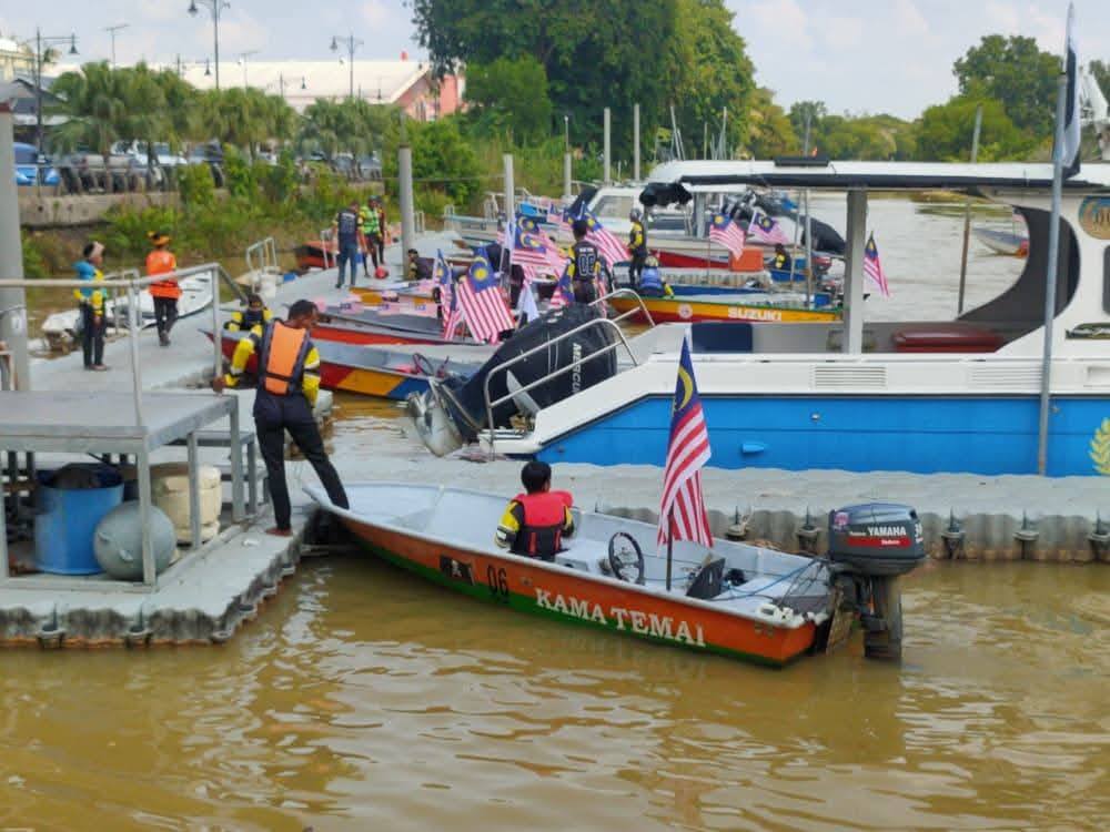 东:(已签发)逾80艘船扬国旗巡游彭亨河 迎接国庆氛围浓