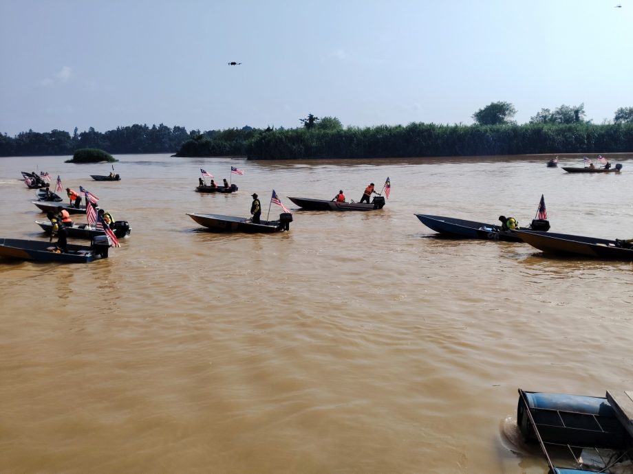 东:(已签发)逾80艘船扬国旗巡游彭亨河 迎接国庆氛围浓