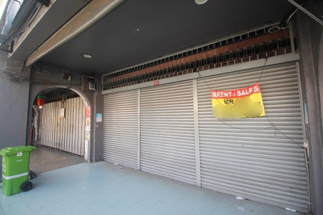 经济不景、停车位严缺及新商业区冲击,劳勿大街及后街15老店丢空