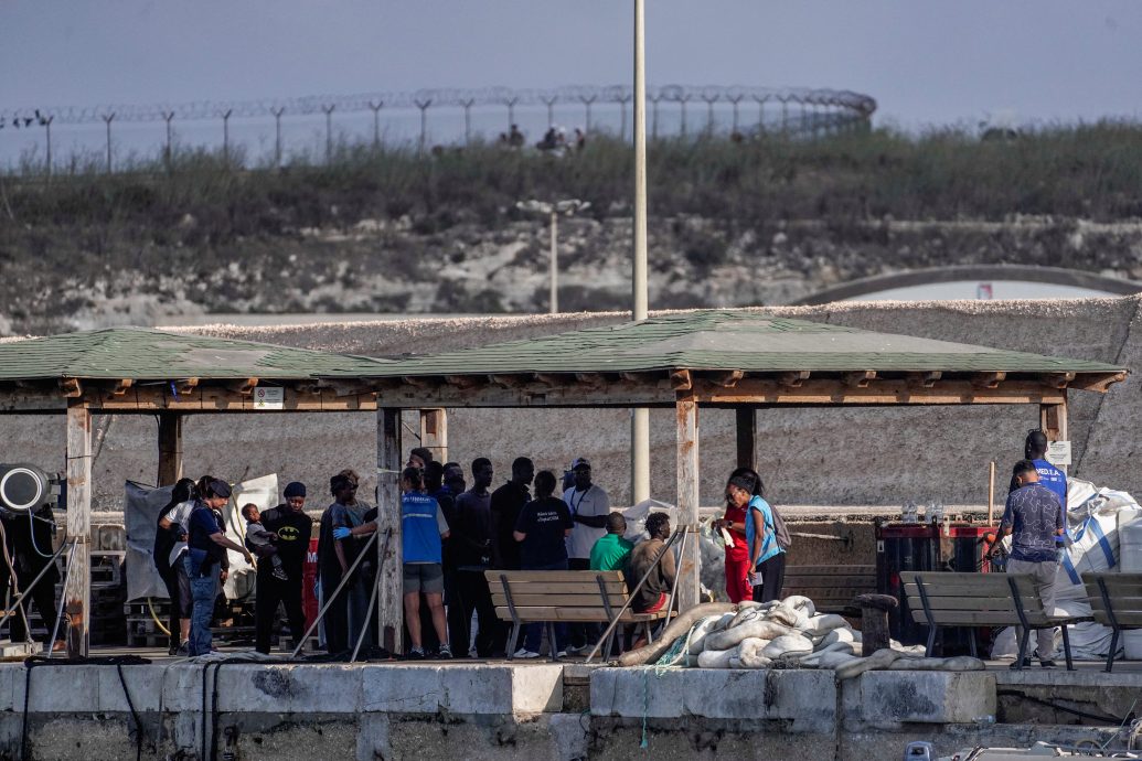 两艘非法移民船在意大利海域沉没 已致27人死亡