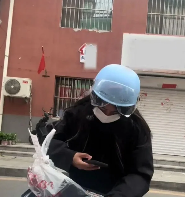 中国女子确诊尿毒症晚期 靠送外卖直播换“救命钱”