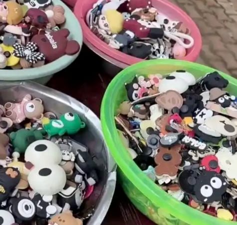 中国男子一个月内捡了上万个“鞋扣” “洞洞鞋”制造大量垃圾!