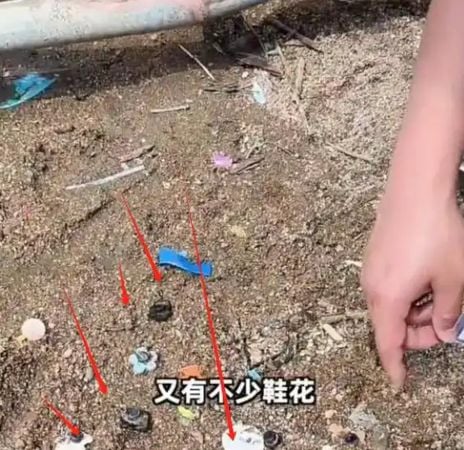 中国男子一个月内捡了上万个“鞋扣” “洞洞鞋”制造大量垃圾!