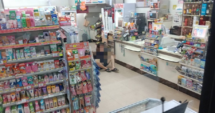 中国男子持枪闯便利店 泰警2小时包围抓捕