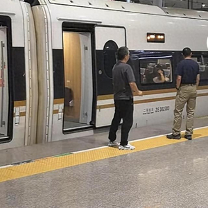 中国高铁禁吃泡面　乘客吐槽：先禁月台吸烟吧