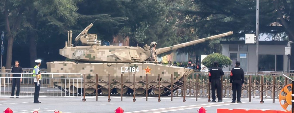 中阅兵第二次彩排4万人参与 多款新式武器曝光