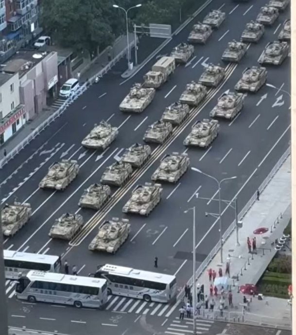 中阅兵第二次彩排4万人参与 多款新式武器曝光