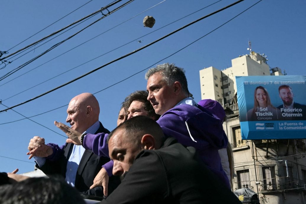 为竞选活动助选 阿根廷总统遭石袭击