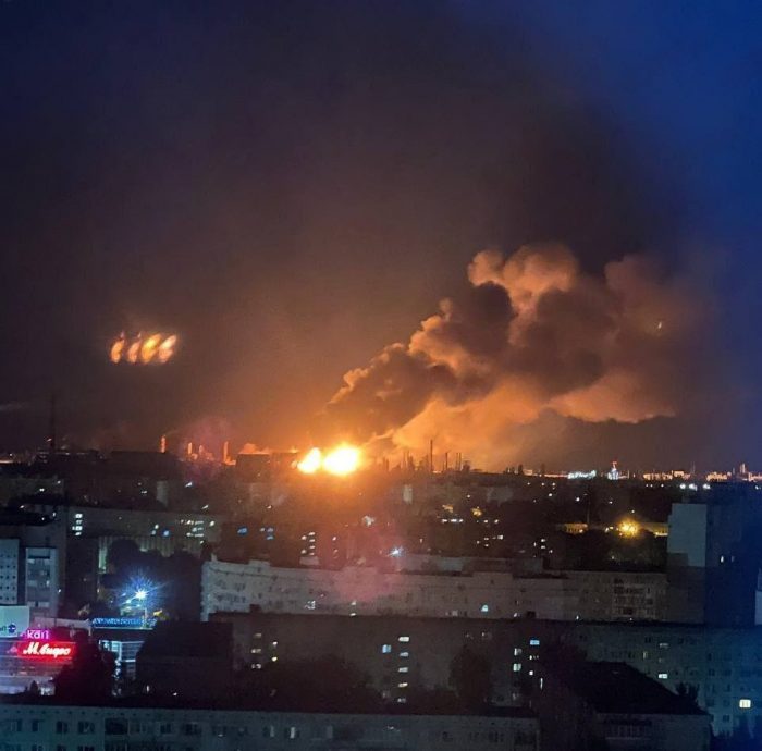 乌克兰无人机碎片坠落 引发俄医院和炼油厂起火