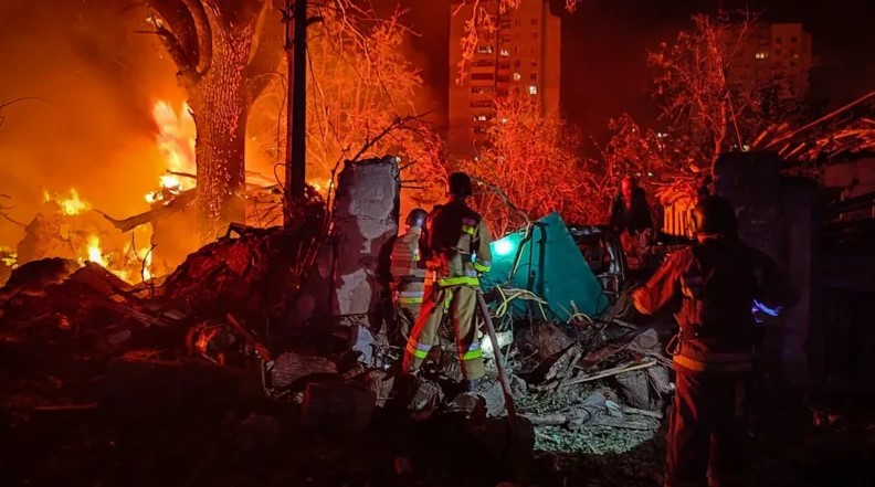 乌克兰无人机袭击俄油库 引发大火