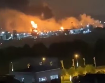 乌克兰无人机袭击俄油库 引发大火